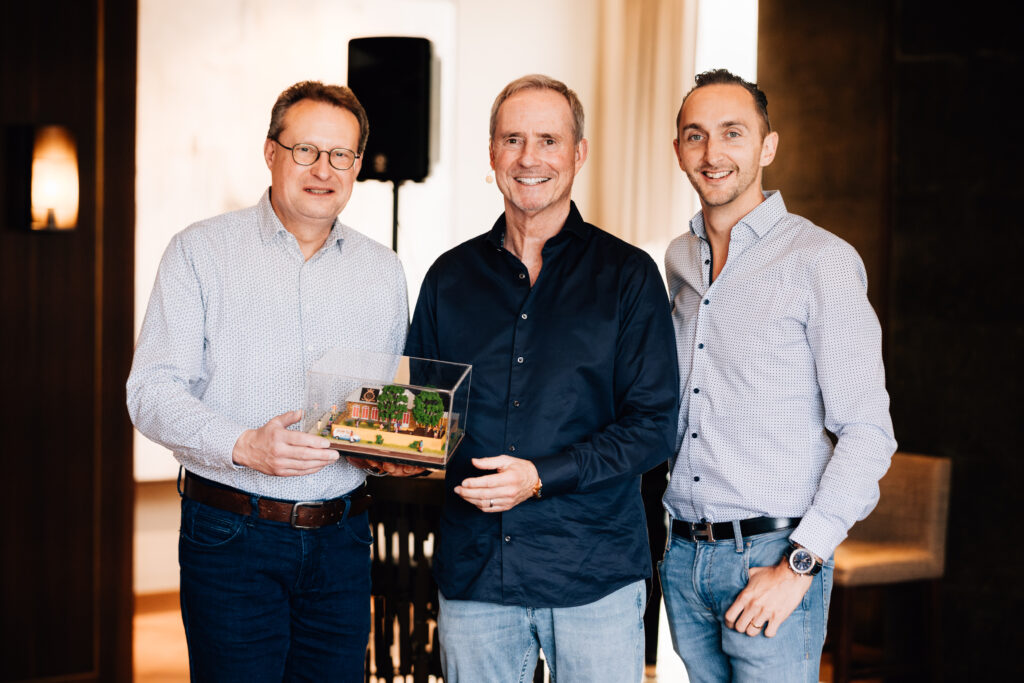 Übergabe Ad Astra Schule von Stefan Kauczor und Michael Schumacher an Bodo