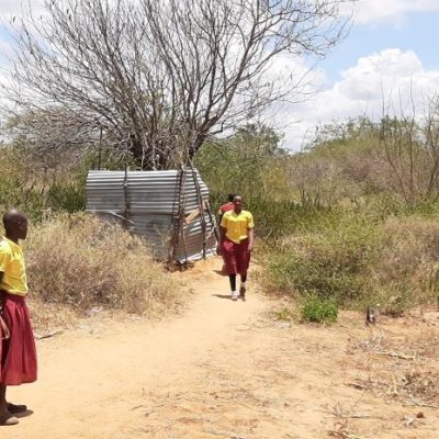 Itunguu - provisorische 'neue' Latrine der Mädchen