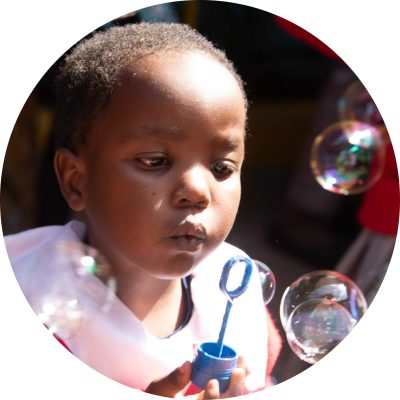 Kind-Seifenblasen